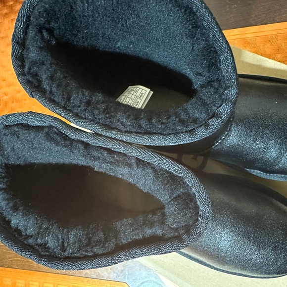 UGGS KIDS' CLASSIC | BLK METALLIC SPARKLE - Picture 2 of 7